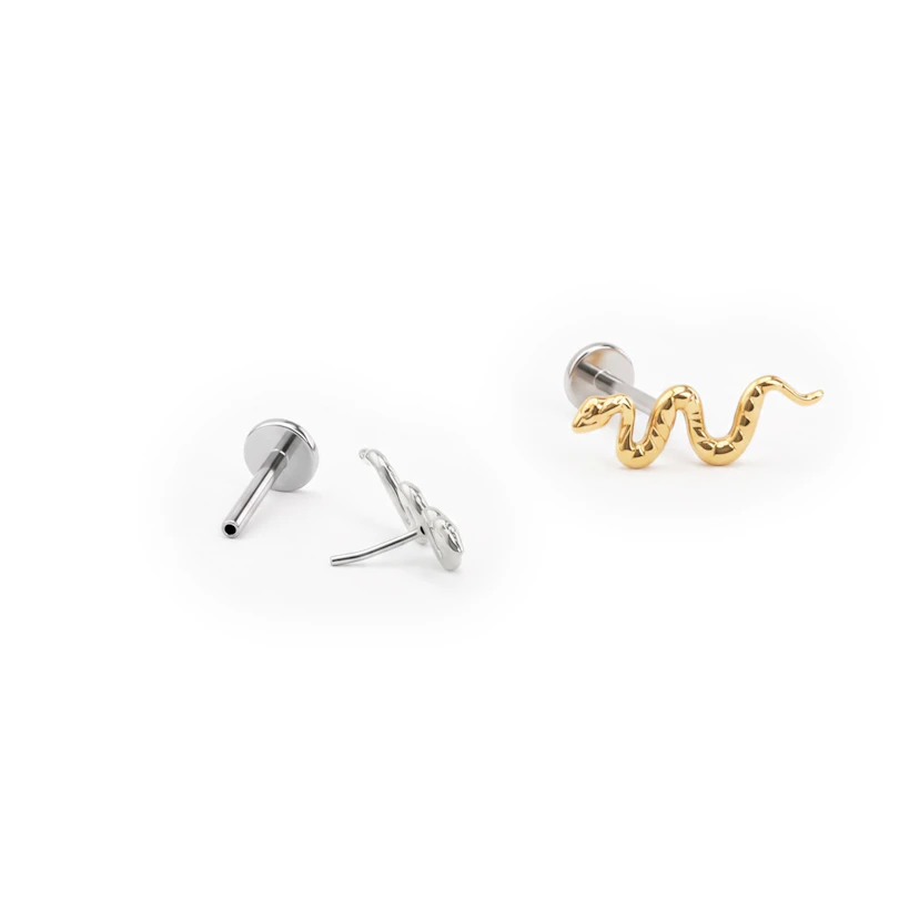 Push-in labret av titan med slange