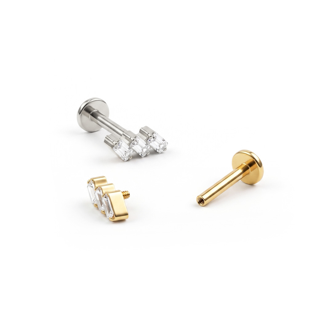 Labret av titan med baguettslipte stener