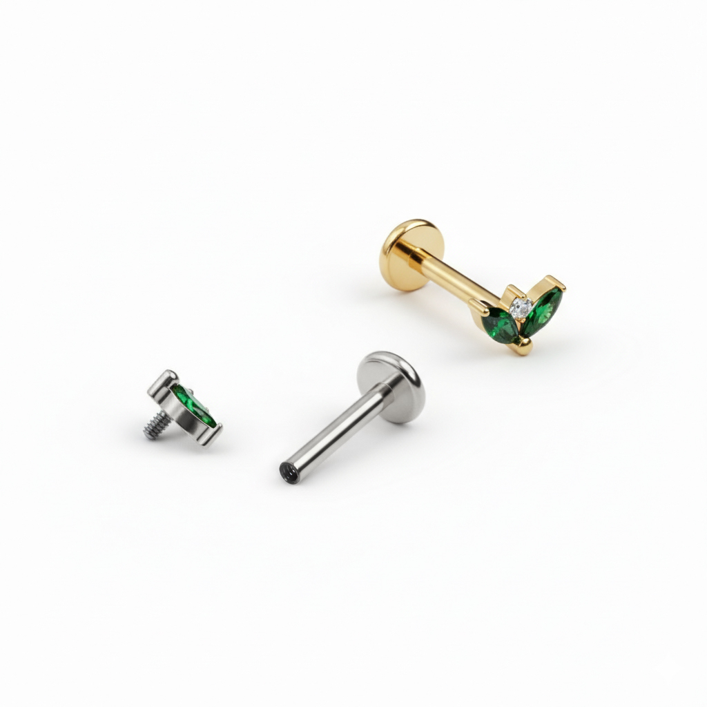 Titanlabret med par av smaragdfargede stener