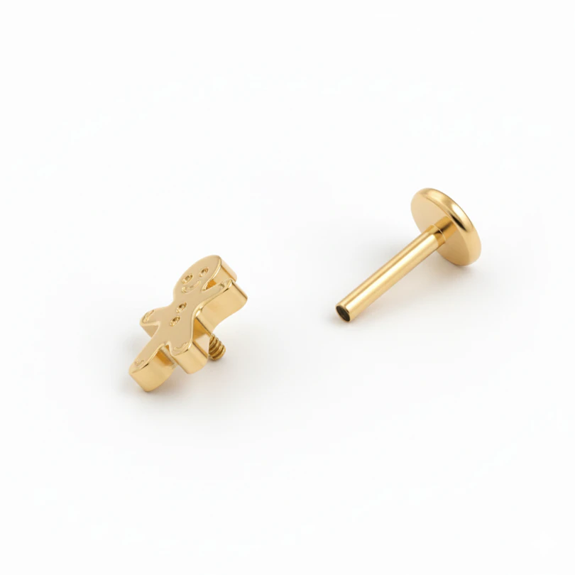 Labret i titan med pepperkakemann-design