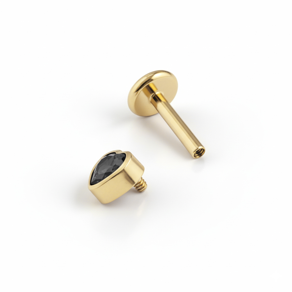 Titanlabret med hjerteformet sten