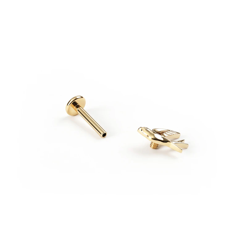 Svaleformet labret i titan