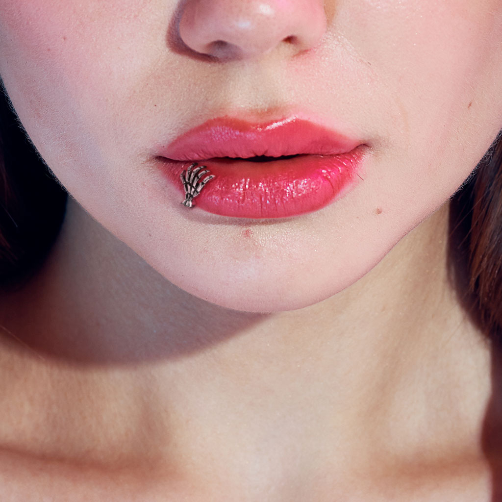 Labret med skjeletthånd