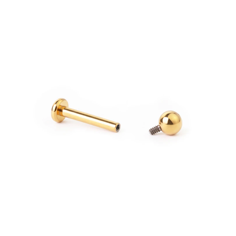 Labret av farget titan med innvendig gjenge