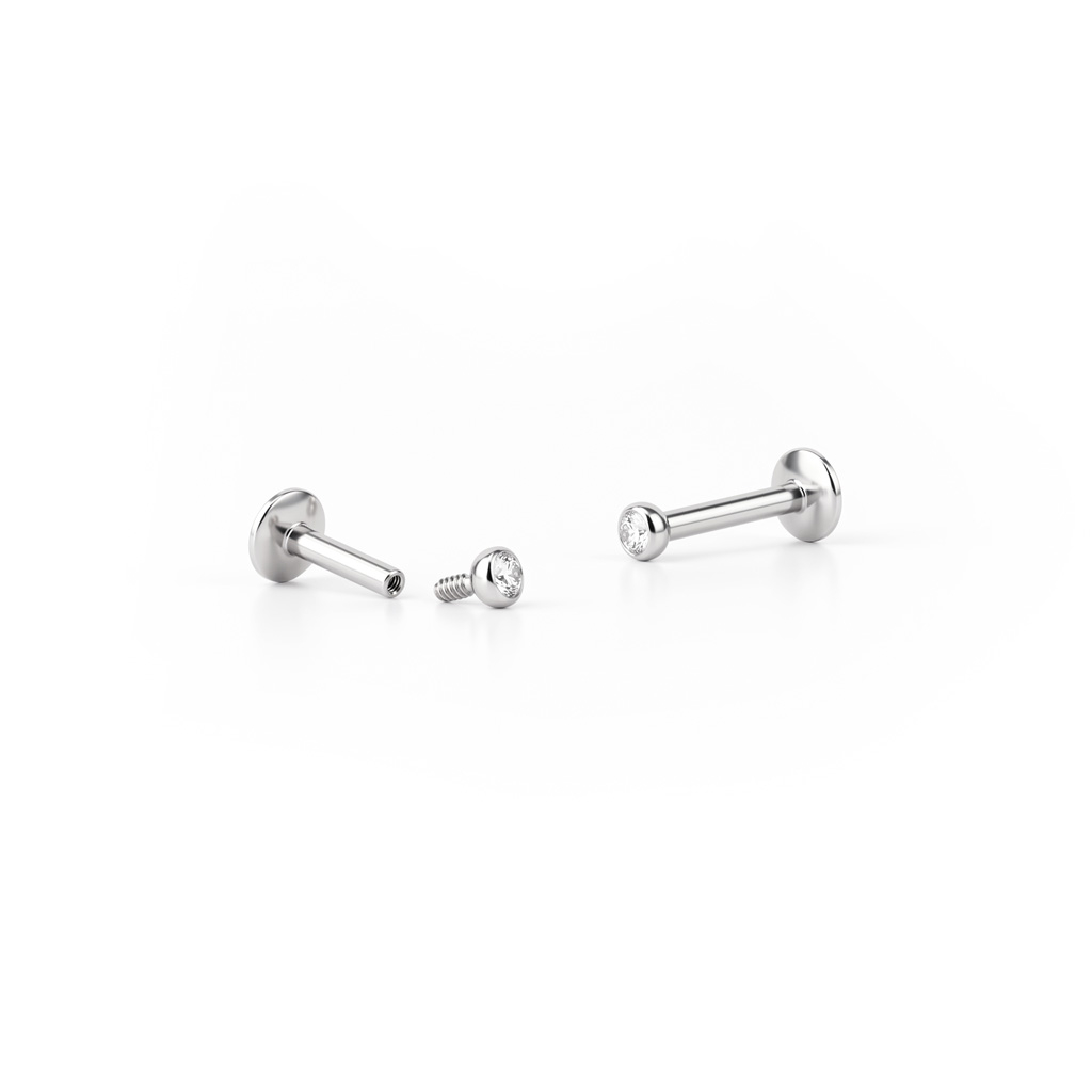 Labret med liten sten og innvendig gjenge