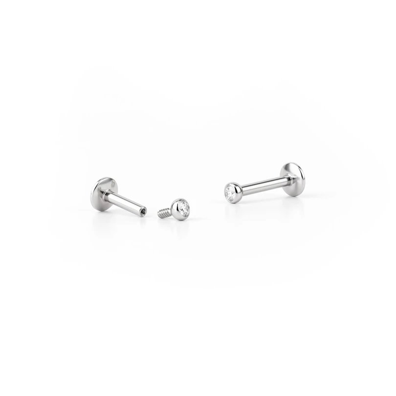 Labret med liten sten og innvendig gjenge