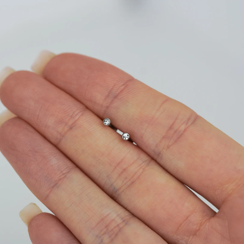 Labret med liten sten og innvendig gjenge