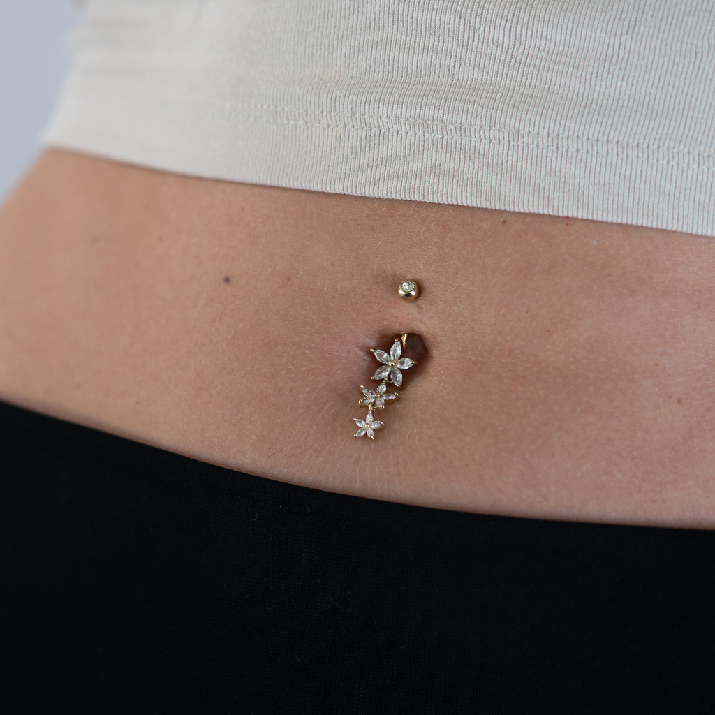 Navlepiercing med tre markise blomster i anheng