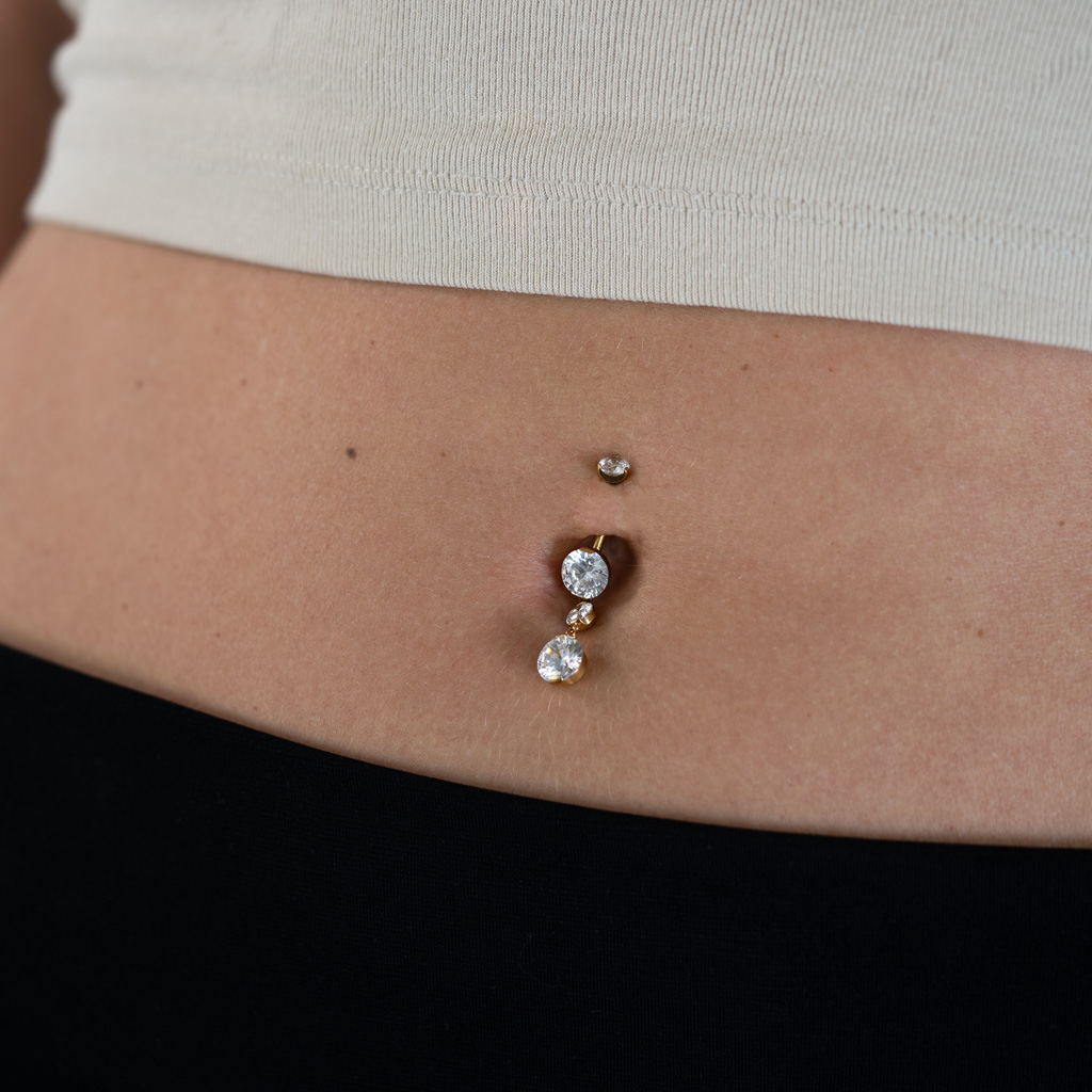 Navlepiercing av titan med anheng