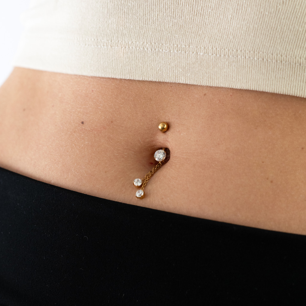 Navlepiercing med kjeder og stener