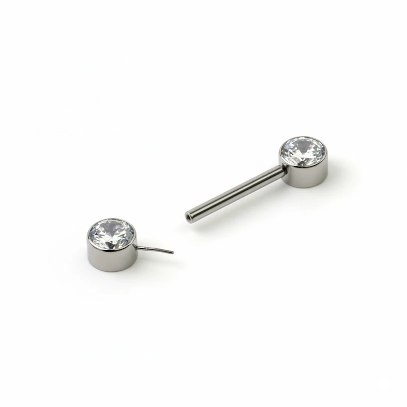 Nipplebarbell laget av titan med gjengeløs push-in med stener