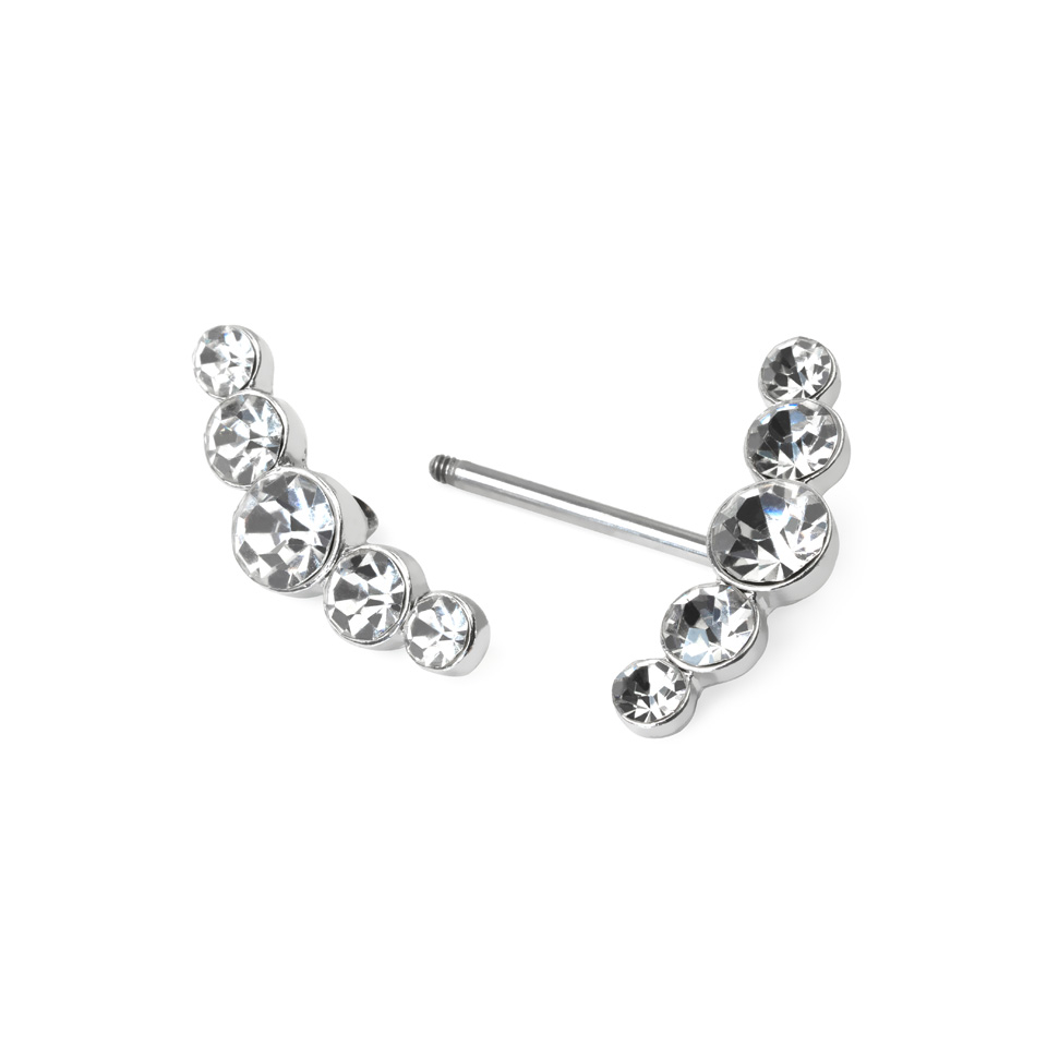 Brystpiercing med buet stenrekker