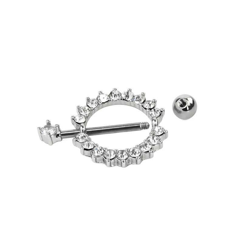 Brystpiercing med rundt skjold og klare stener