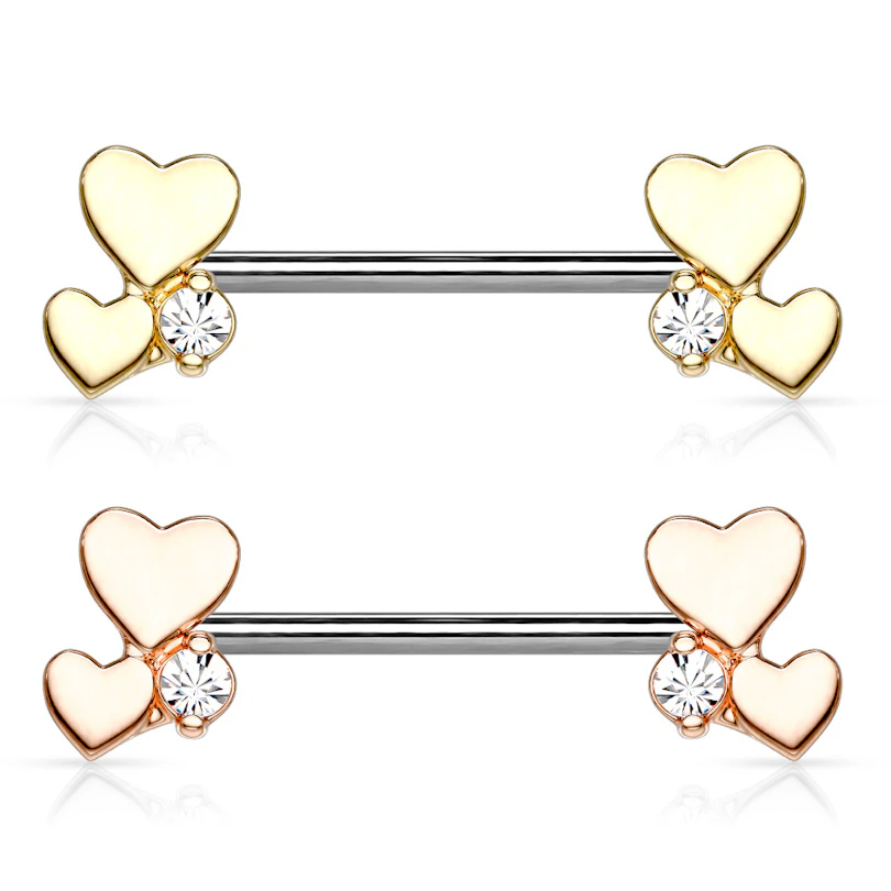 Brystpiercing med to hjerter og en sten i hver ende