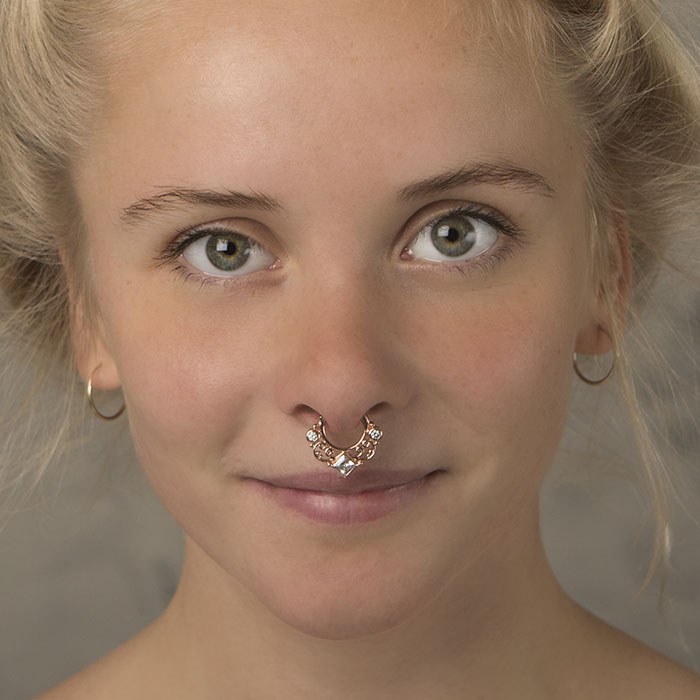 Septumpiercing med vridninger og firkantet sten
