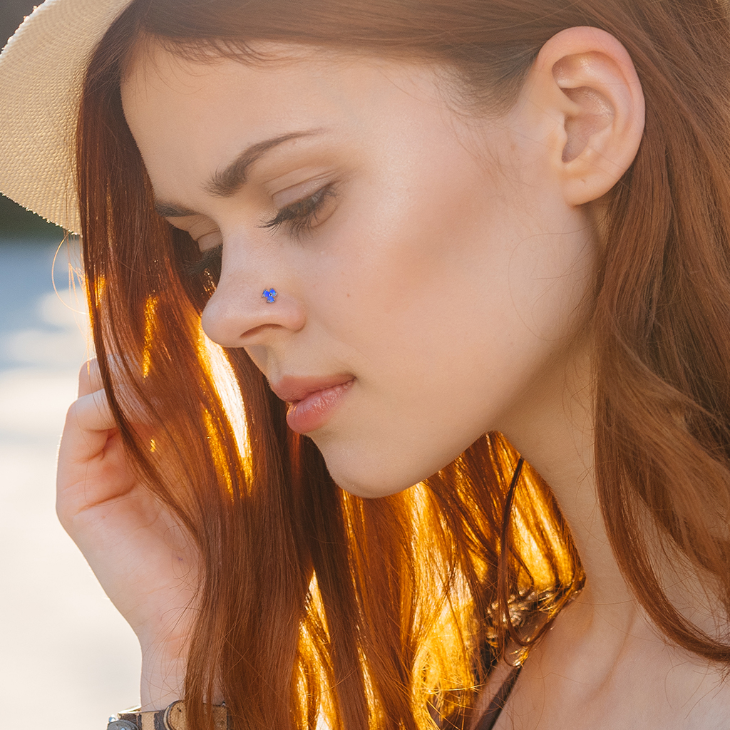 Nesepiercing av 14 karat gull med tre opalstener