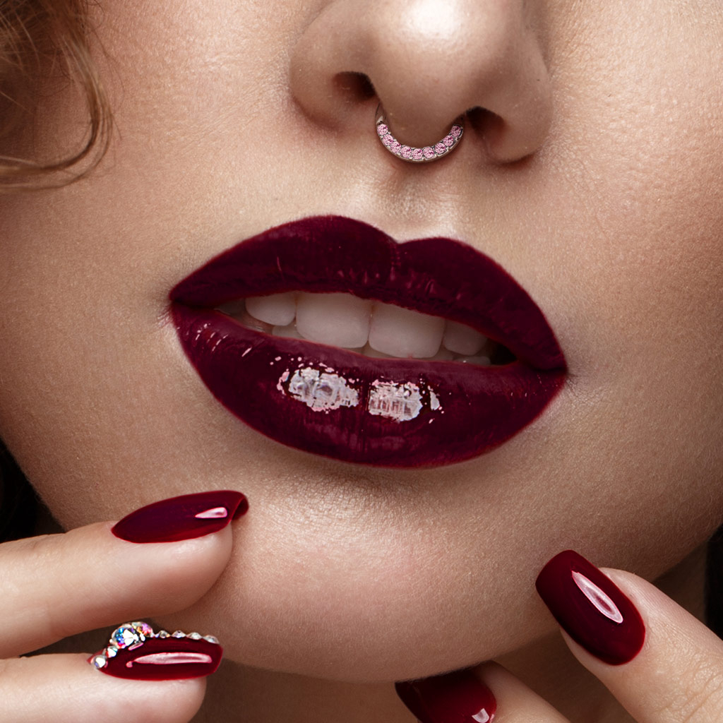 Septumpiercing med stenbesatt halvsirkel