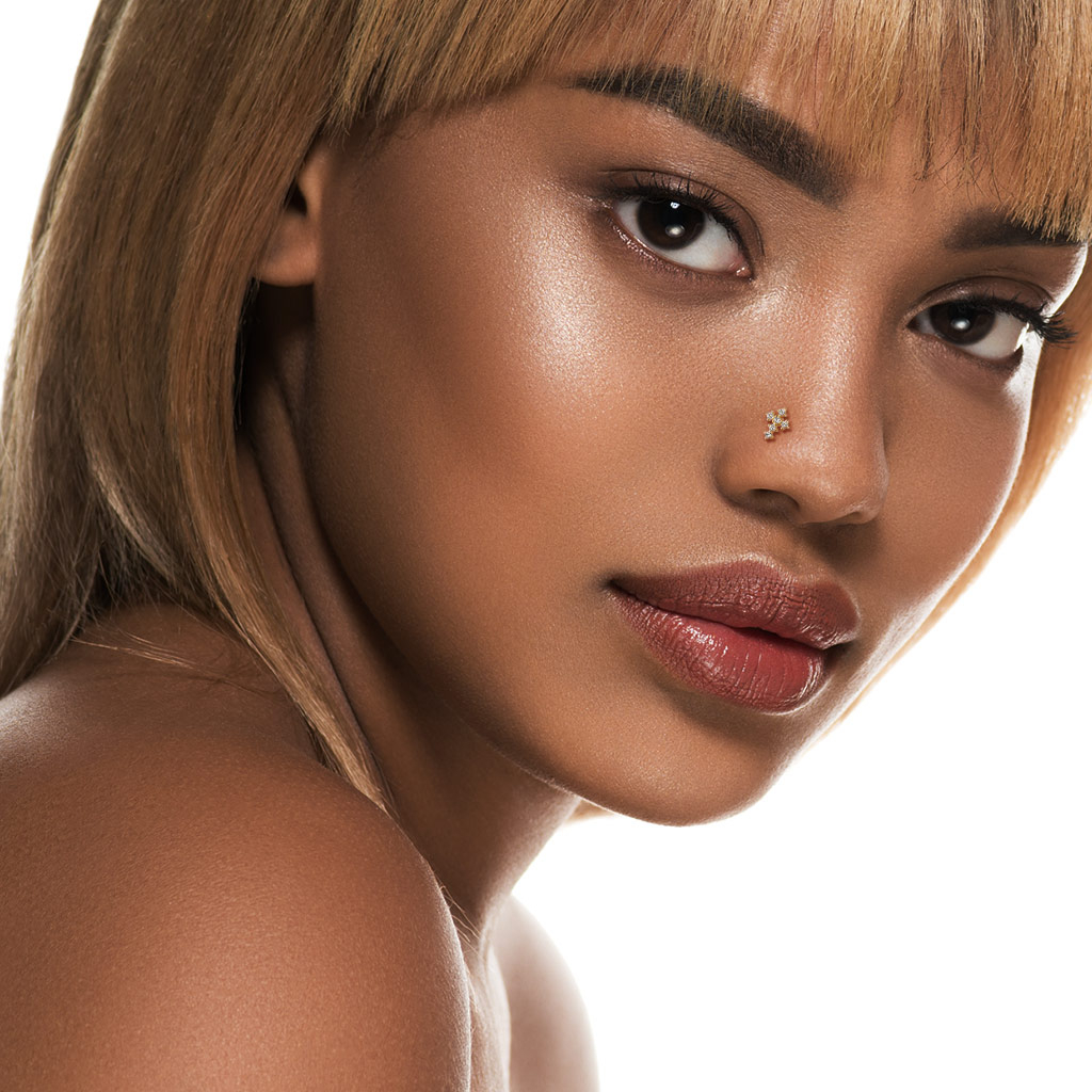 Nesepiercing av 14 karat gull med kors av sten