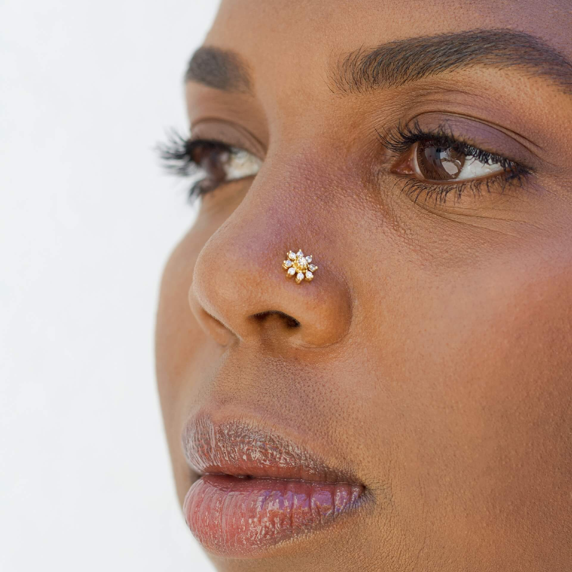 Nesepiercing med stenbesatt stjerneskudd