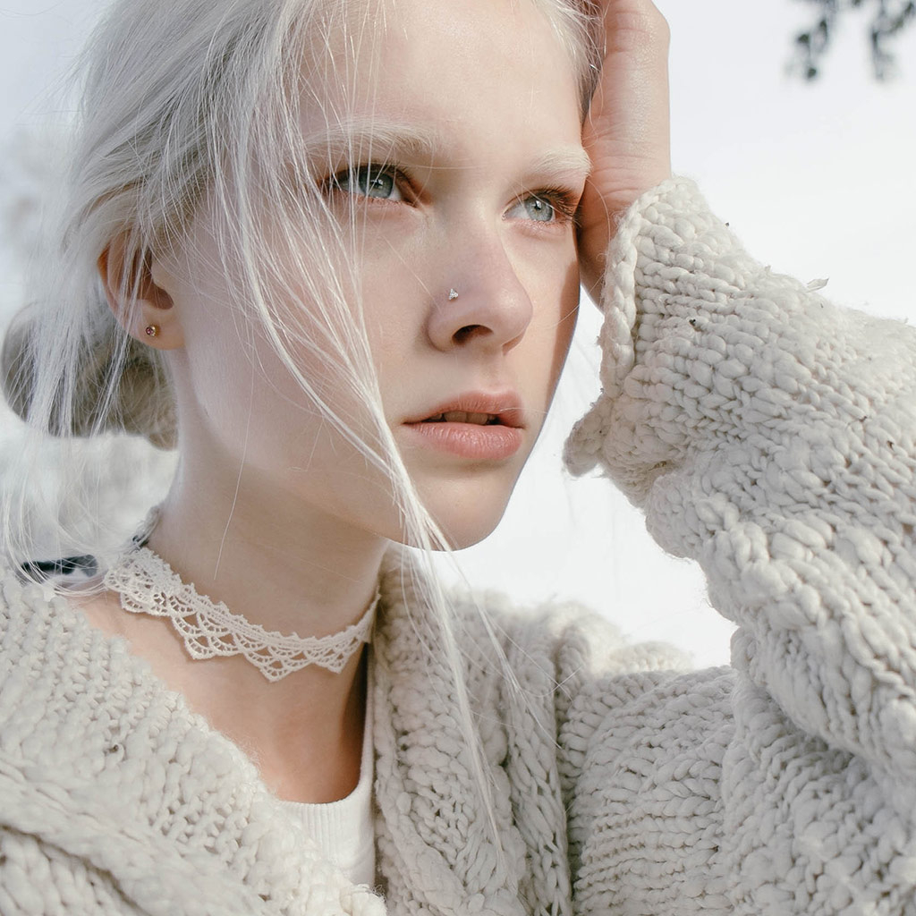 Nesepiercing av 14 karat gull med trekantet sten