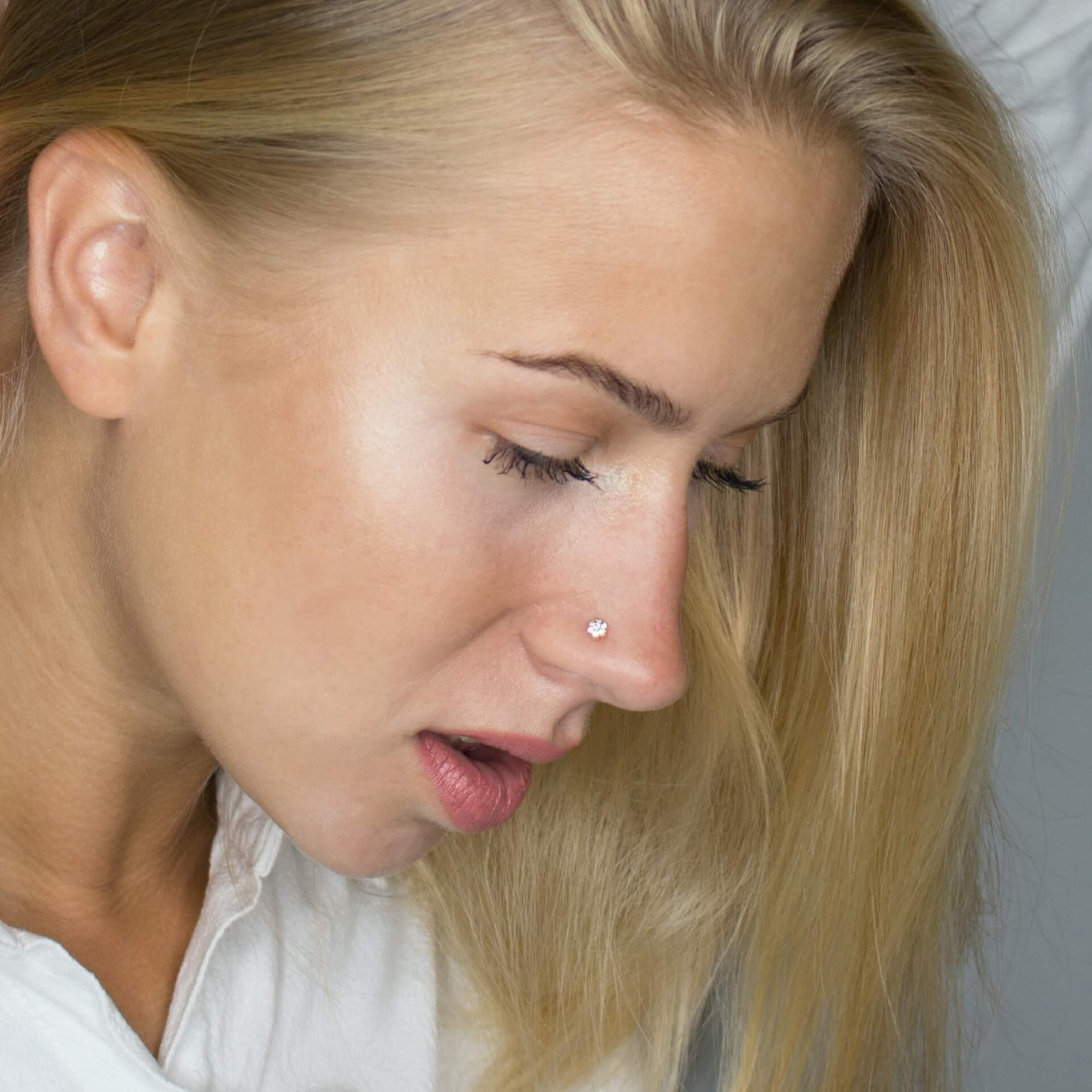 Nesestud med rund topp og flere stener
