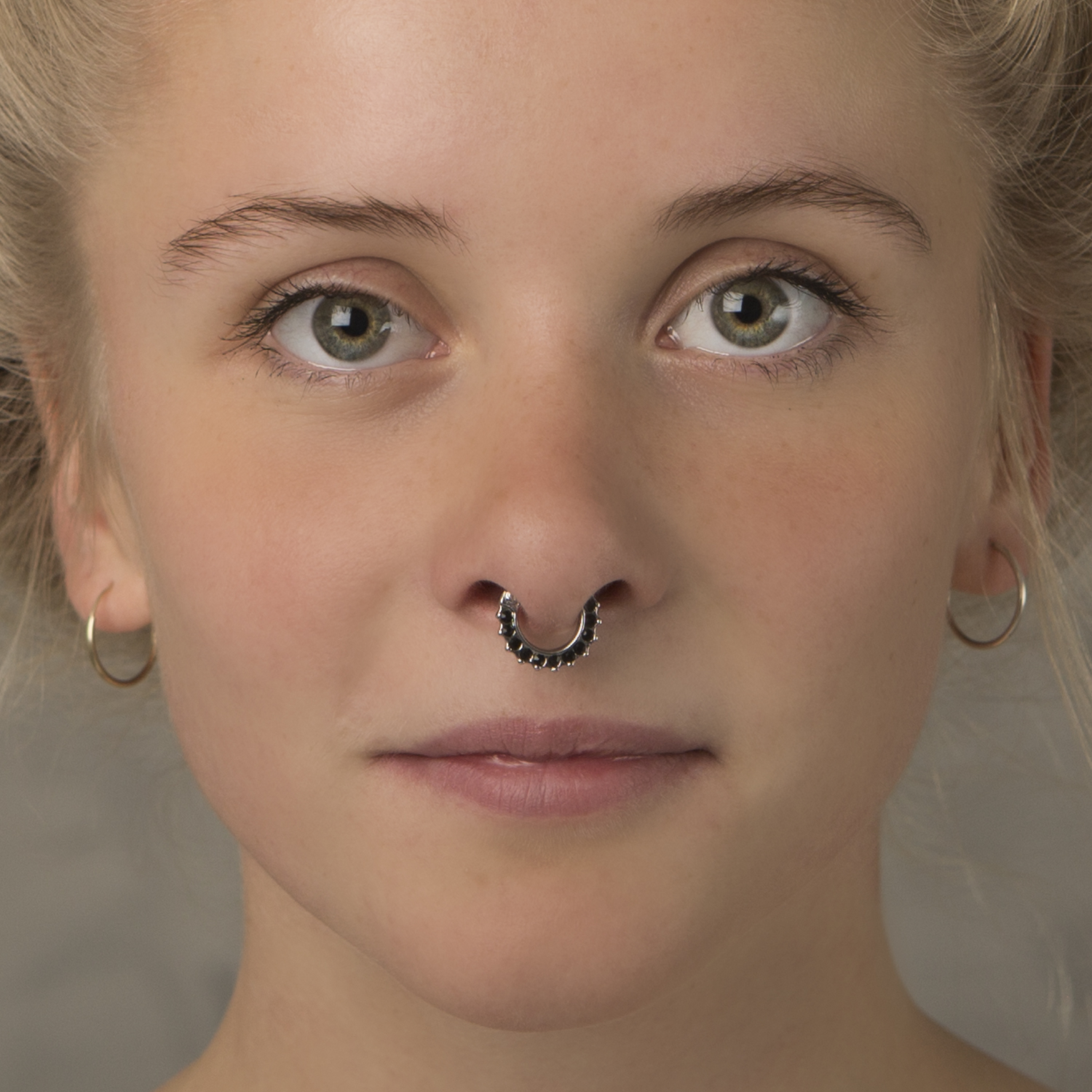 Septumpiercing med stenbesatt kant