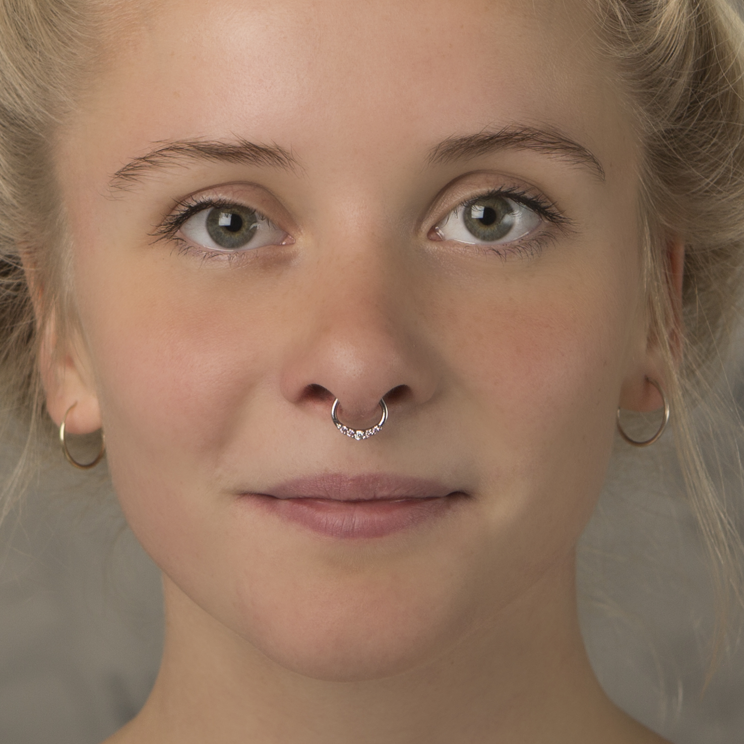 Septumpiercing med fem stener
