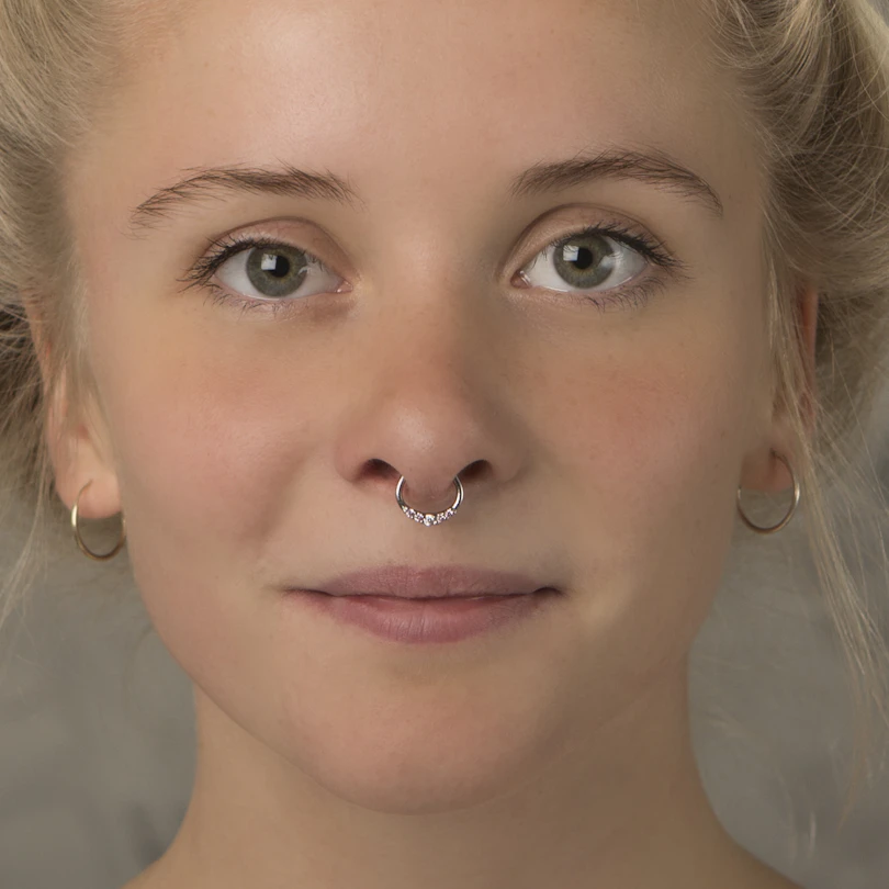 Septumpiercing med fem stener