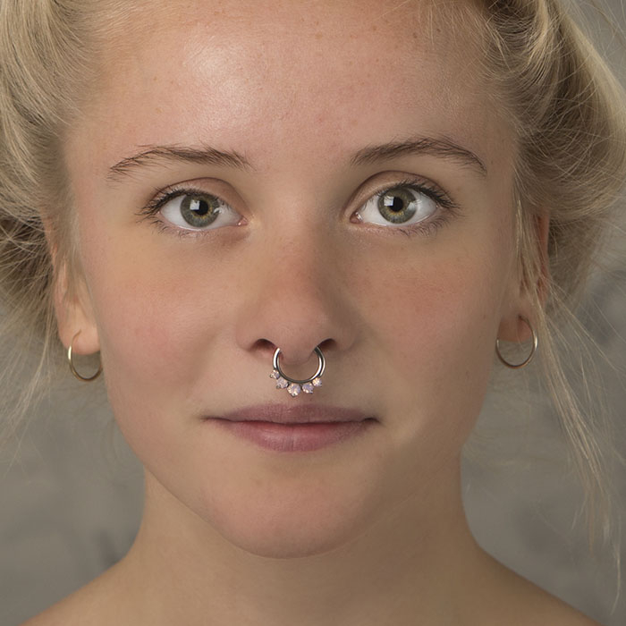 Septumpiercing med store opalite stener