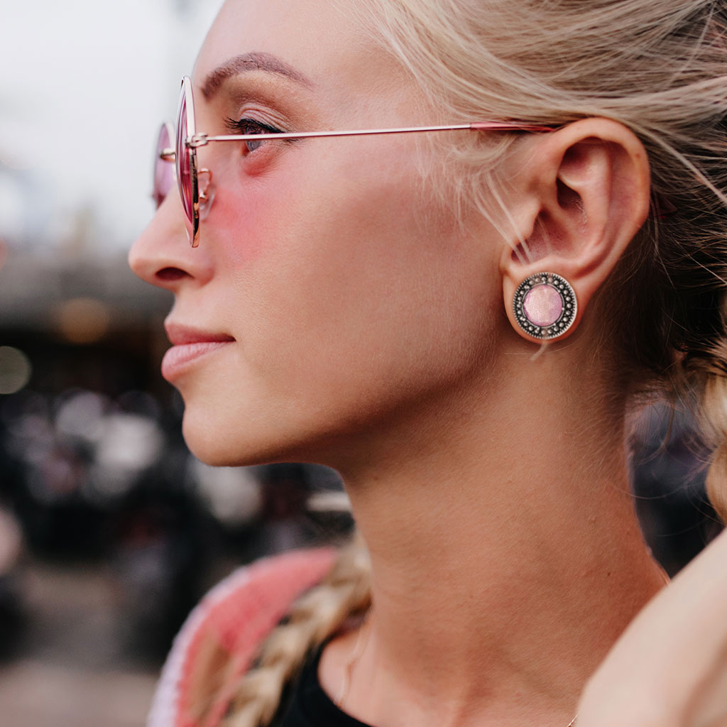 Plugg med oksidert framside og rosa sten