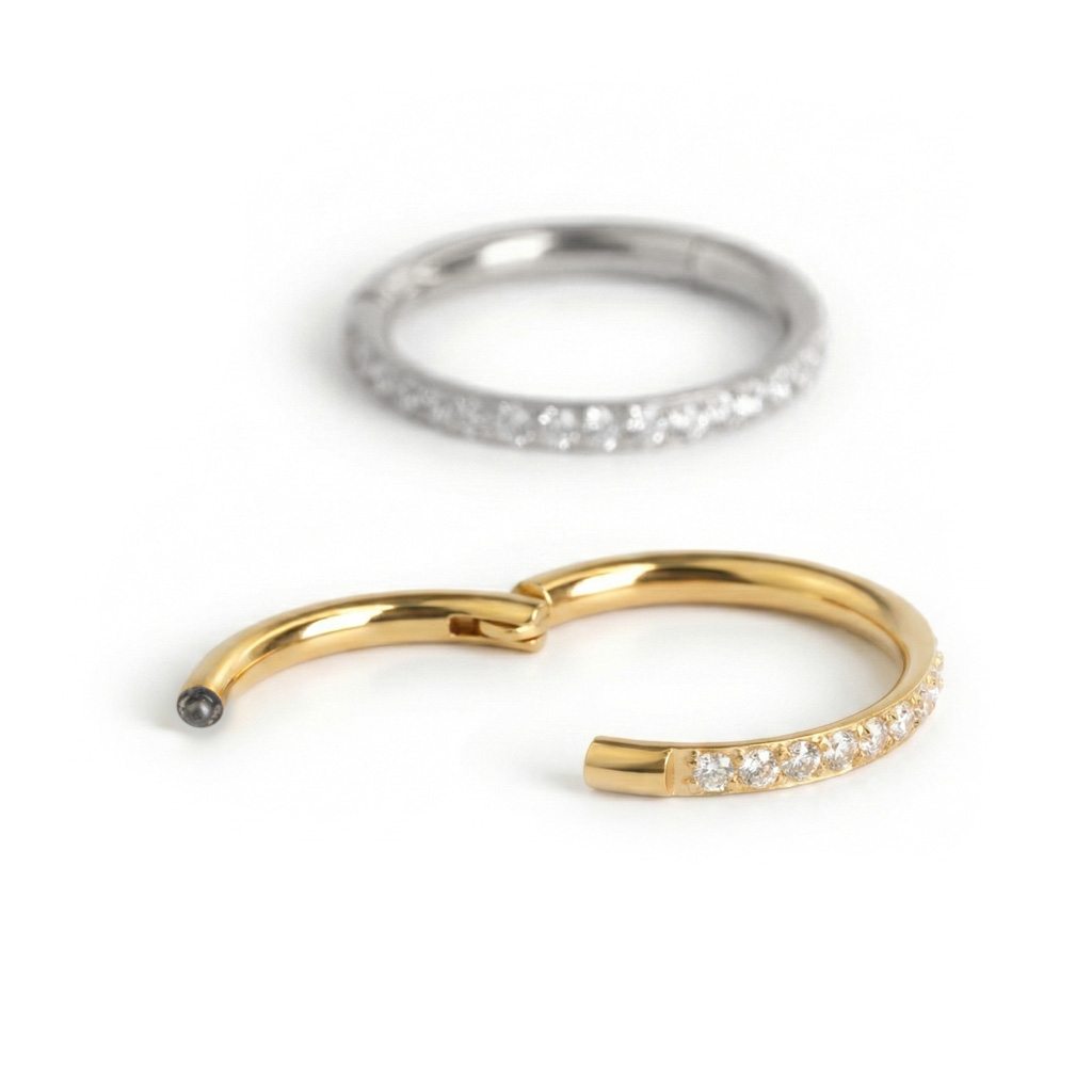 Hensgslet ring av kirurgisk stål med stener som peker utover