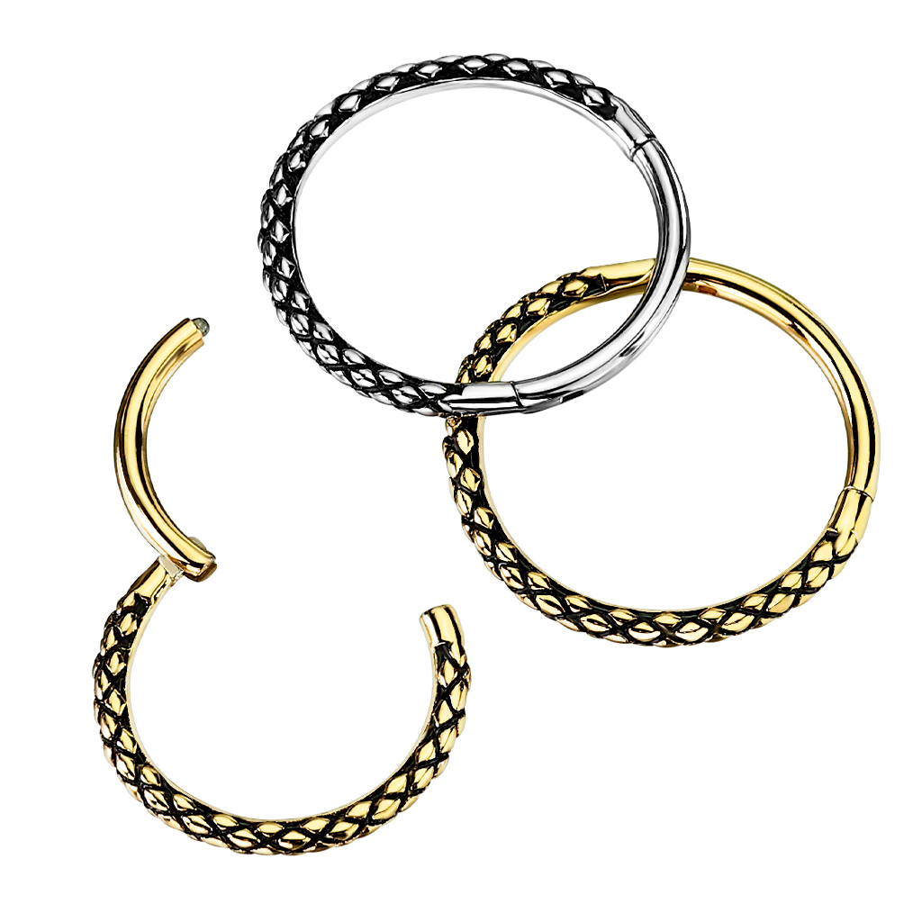 Hengslet segmentring med slangeskinndesign