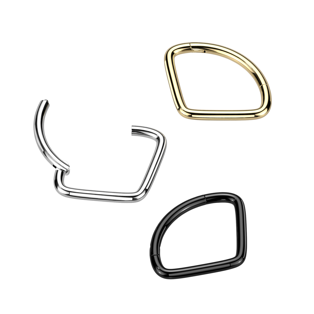 Hengslet titanring med chevrondesign