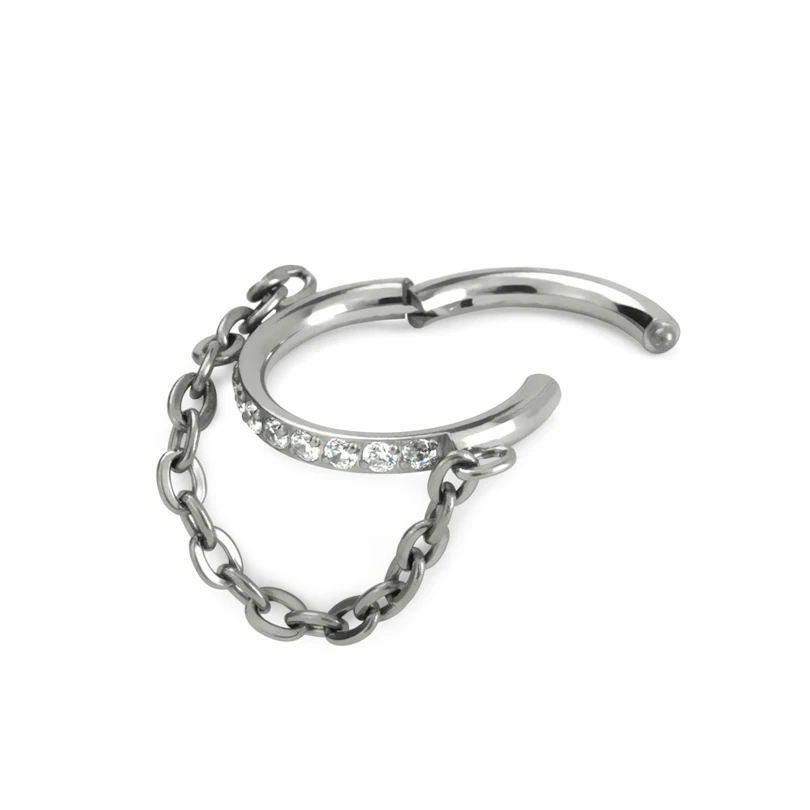 Dekorert hengslet ring med kjede