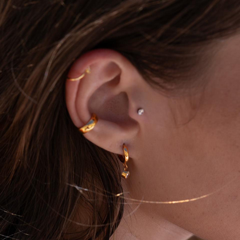 Titanring med tåredråpeanheng