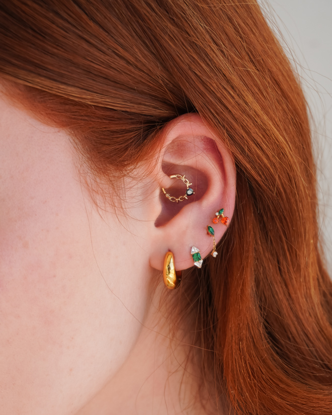 Forovervendt ring med piggtråd og hjerteformet edelsten