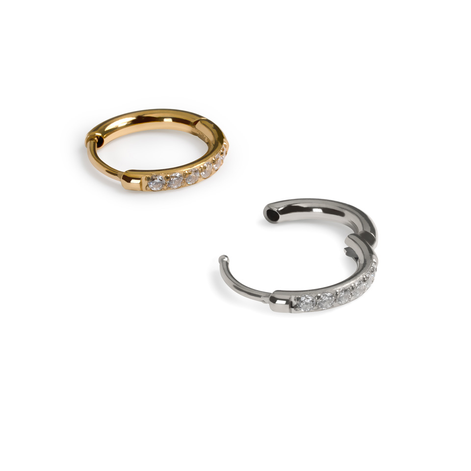 Et par huggiehoops i kirurgisk stål med edelstener