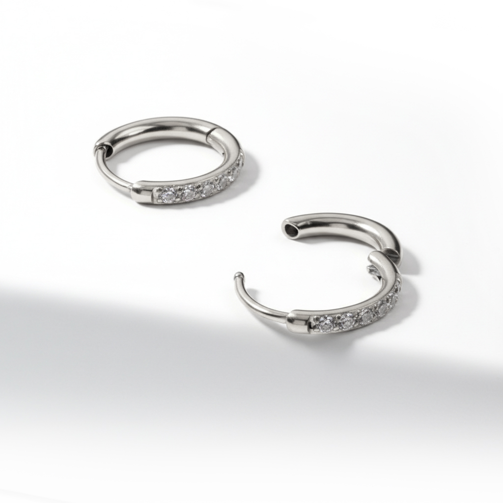 Et par huggiehoops i kirurgisk stål med edelstener