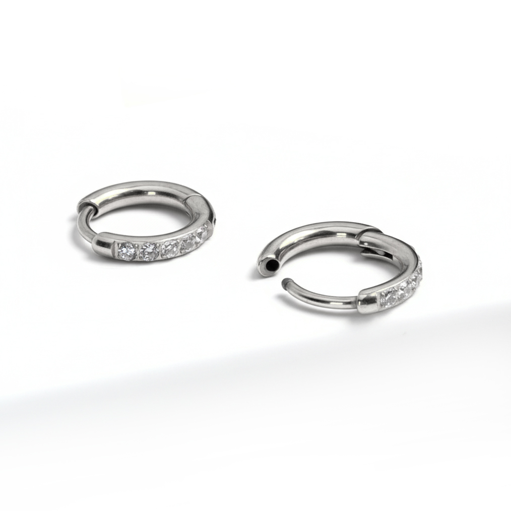 Huggieringer i titan med edelstener