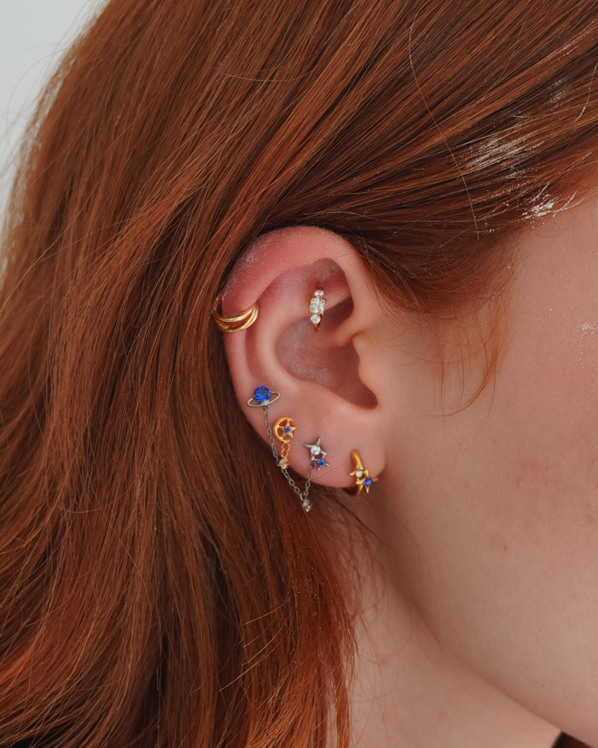 Hengslet titanring med tre CZ-stener