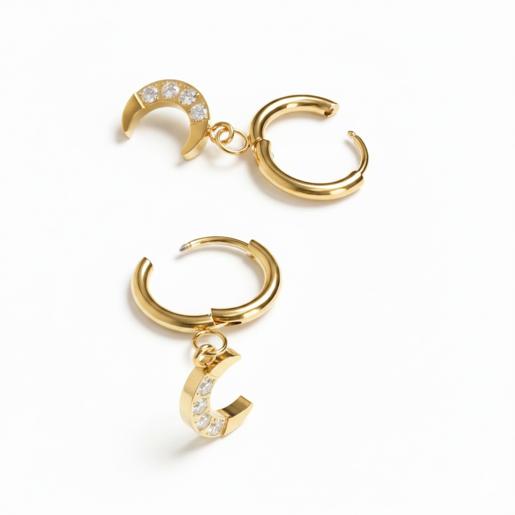 Et par åpne ringer med månevedheng