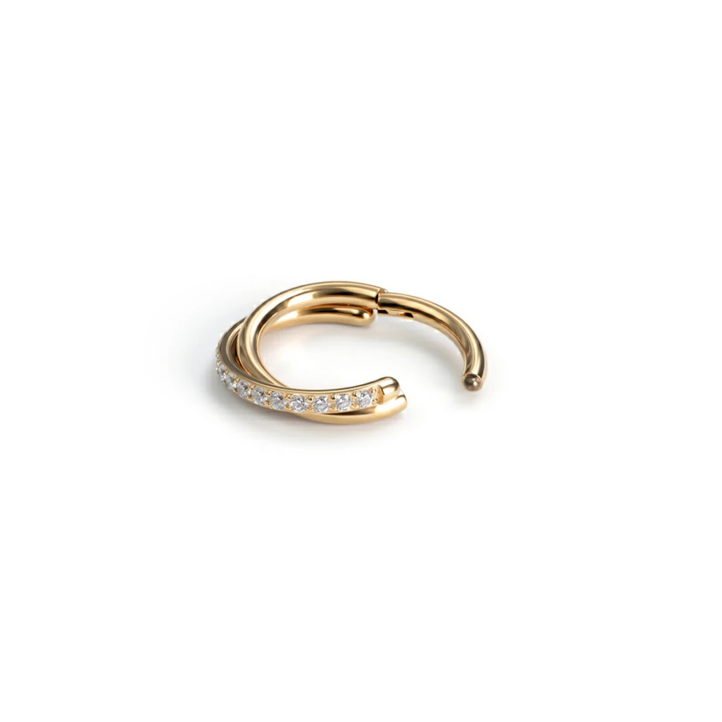 Overlappende titanring med kubiske zirkoniastener