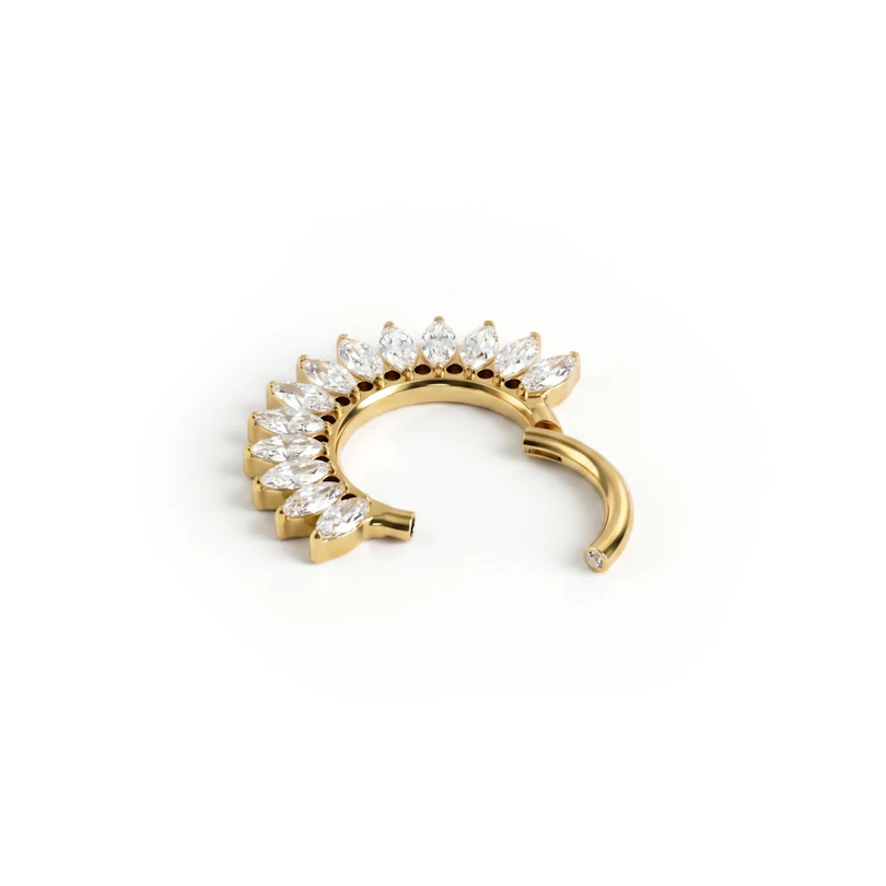 Forovervendt titanring med smykkestener