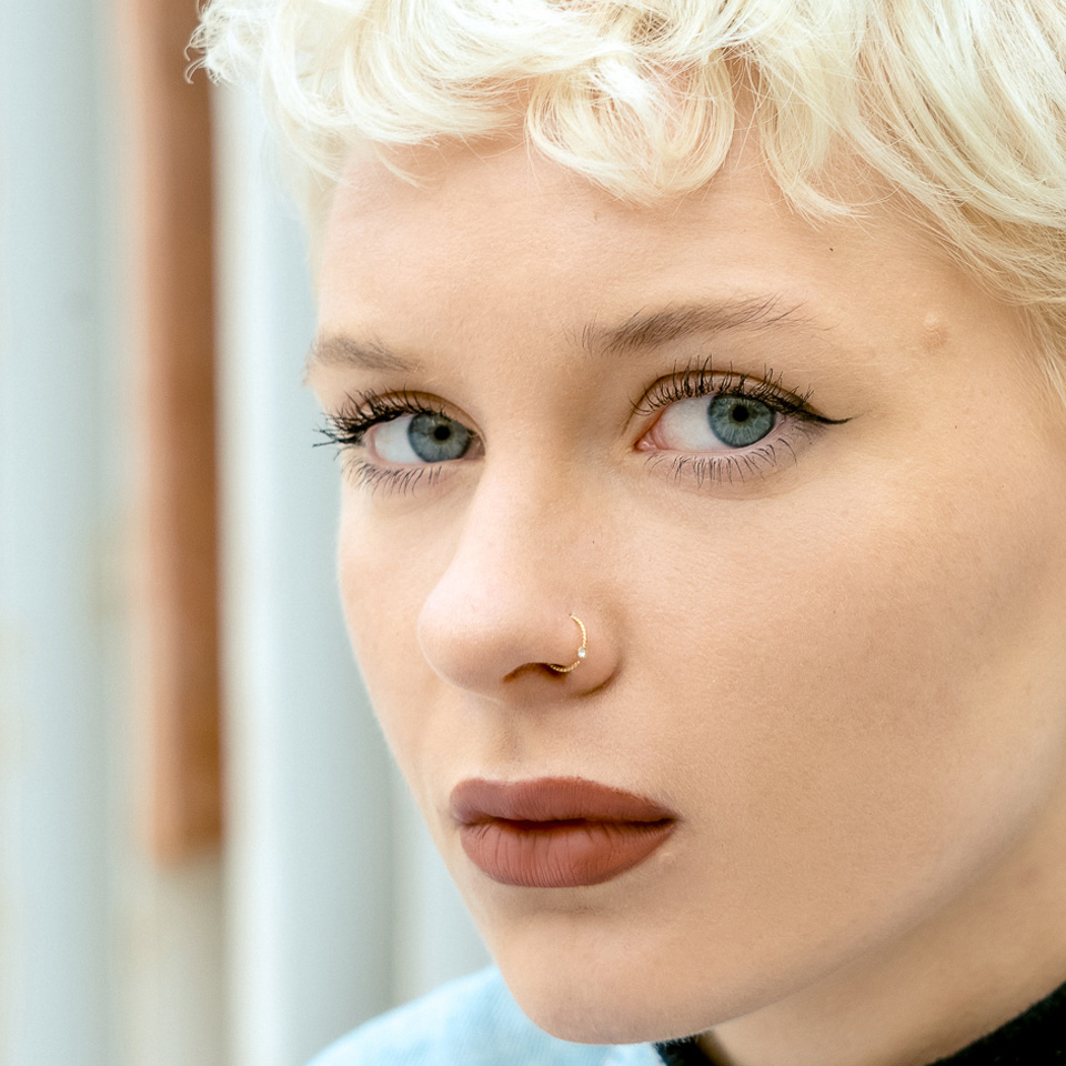 Ring med fast sten og vridd tråd