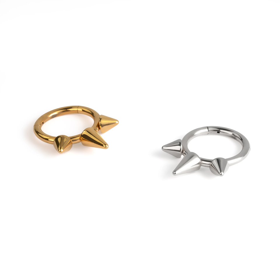 Ring av titan med hengsel og spikes
