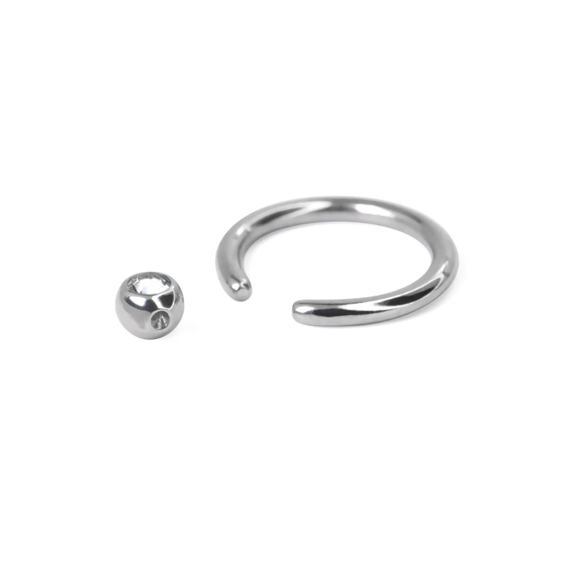 Ring av titan med sten