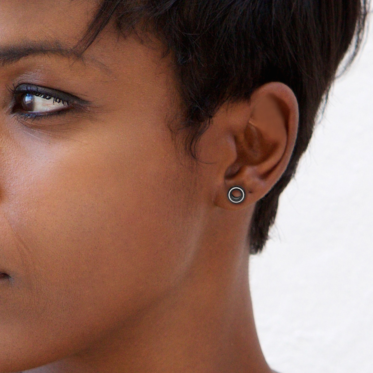 Svart tunnel av horn med hvit ring