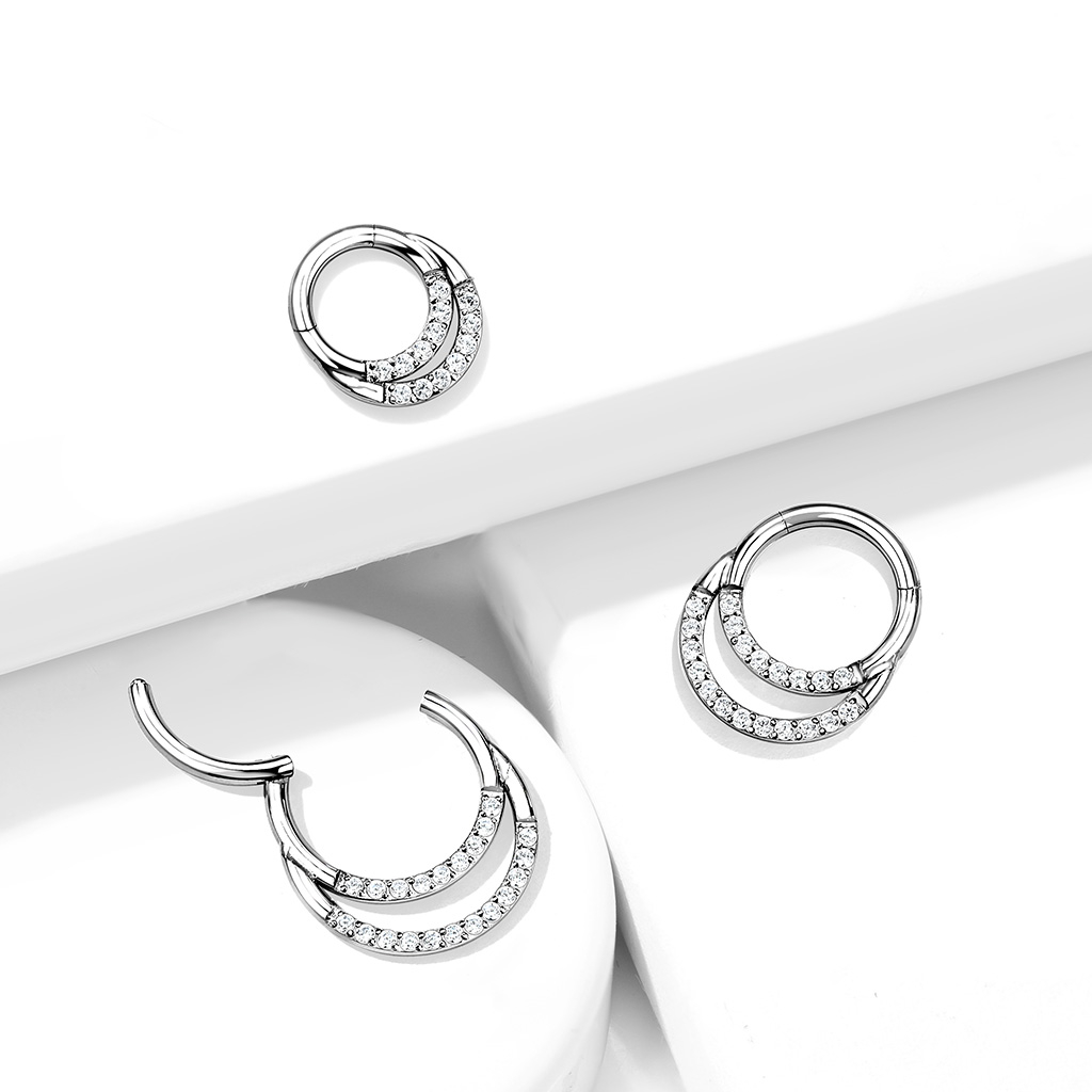 Hengslet titanring med stener i to rekker