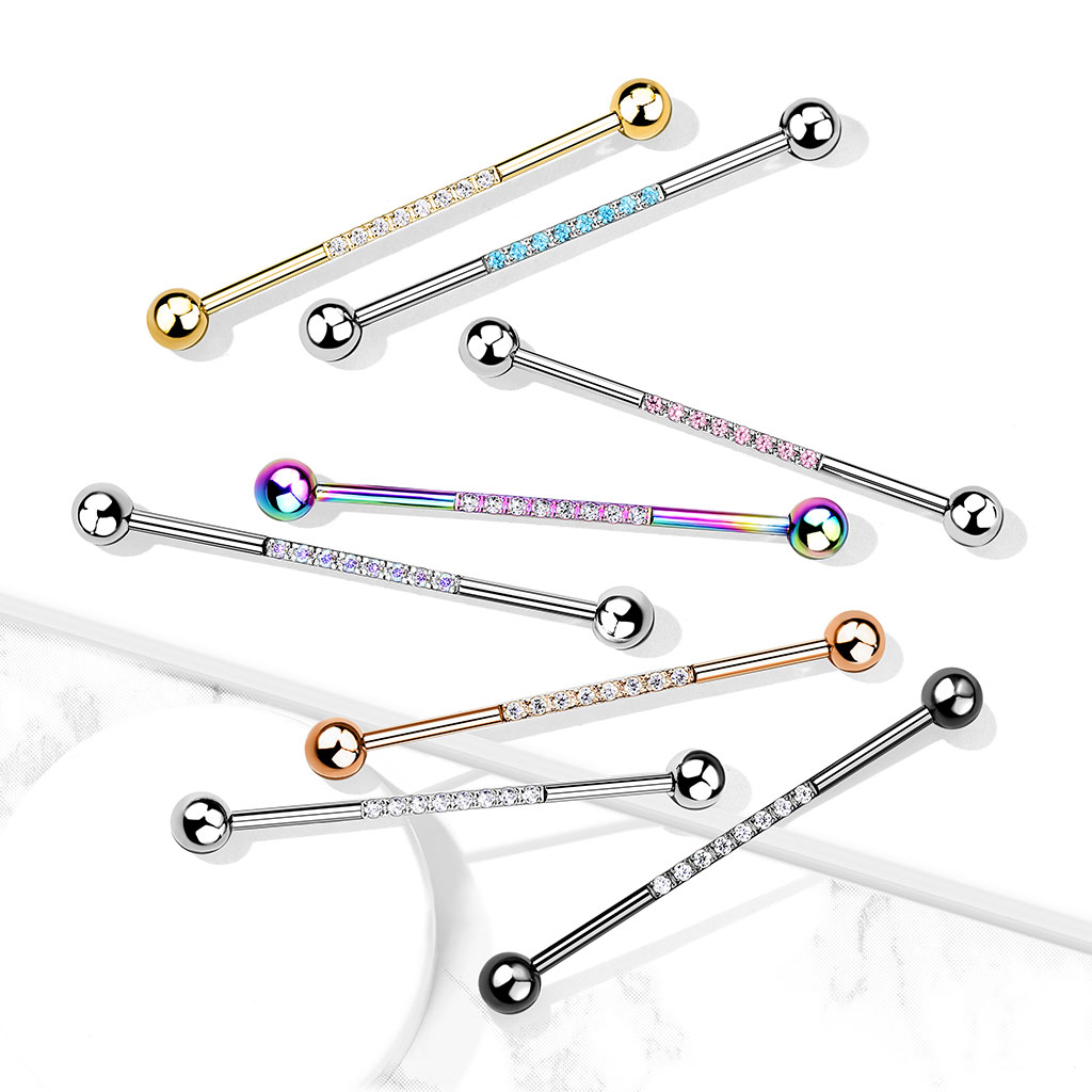 Indistrial piercing med stener i rekke