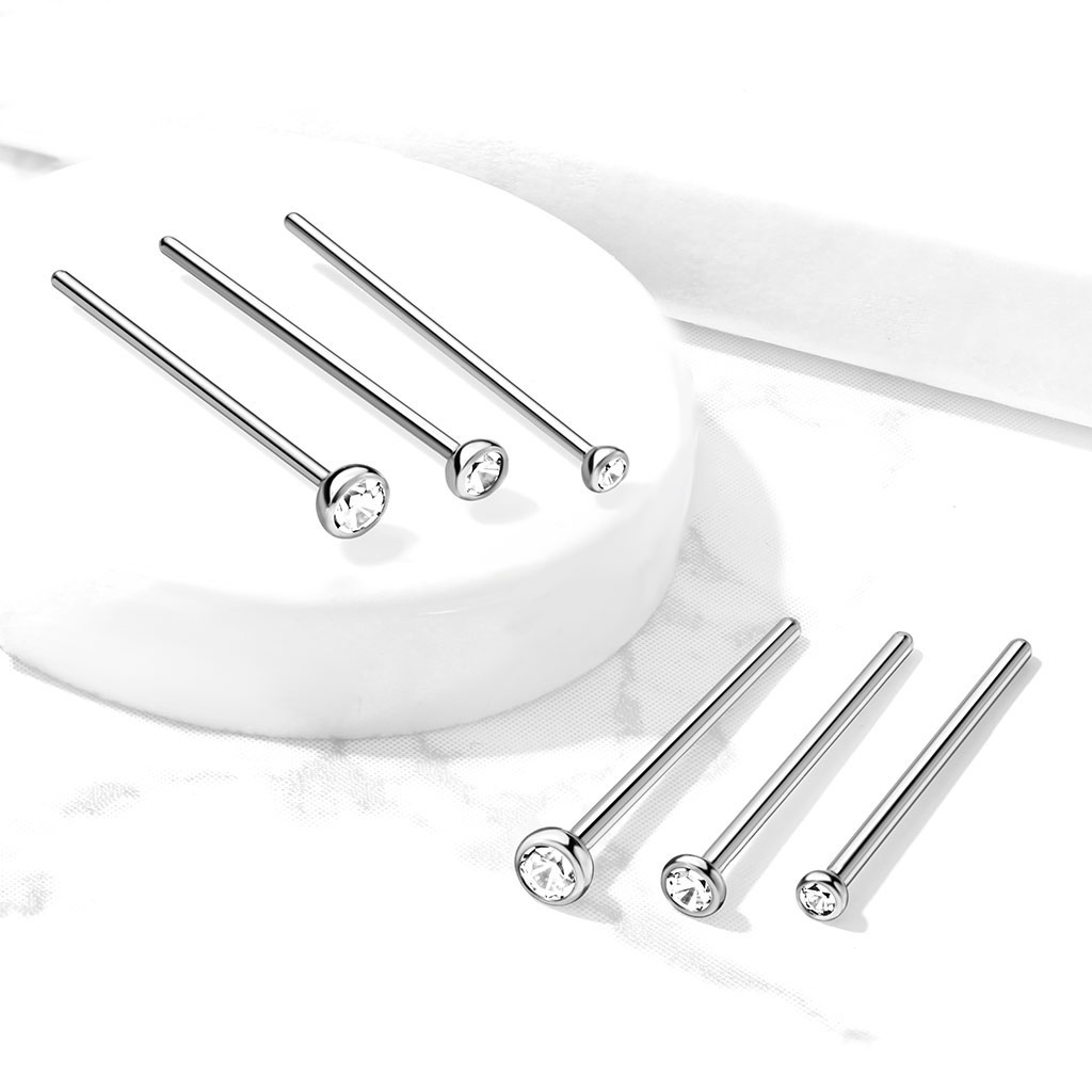 Fish tail nesepiercing av titan med innfattet sten